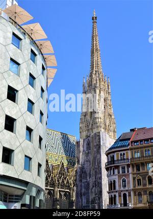 Edifici antichi e moderni a Vienna. L'architettura antica e nuova si uniscono a Vienna, in Austria, durante la giornata di sole. Foto Stock