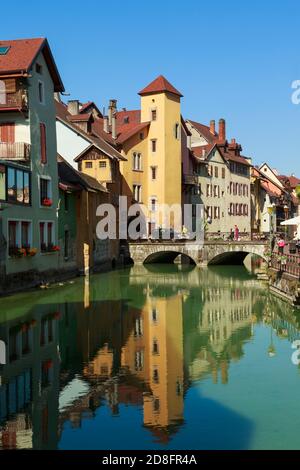 Annecy, dipartimento dell'alta Savoia, Rodano-Alpi, Francia. Edifici sulle rive del fiume Thiou nella città vecchia. Foto Stock