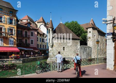 Annecy, Haute-Savoie reparto, Rhone-Alpes, Francia. Palais de l'Isle nel mezzo del fiume Thiou. Foto Stock