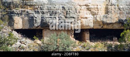 Vista soleggiata della casa sulla scogliera a Walnut Canyon National Monumento in Arizona Foto Stock