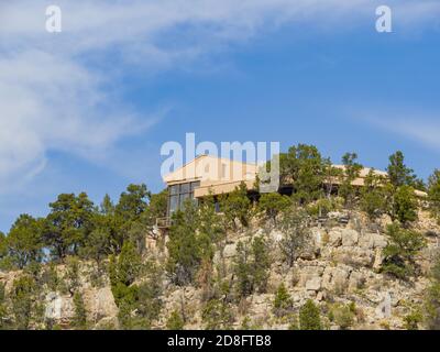 Vista soleggiata del centro visitatori del Walnut Canyon National Monumento in Arizona Foto Stock