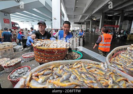 I pescatori hanno messo il pesce appena raccolto in cestini nella città di Zhoushan, nella provincia di Zhejiang della Cina orientale, il 20 settembre 2020. Foto Stock