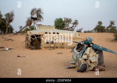 Piccolo relitto di aeroplano nella zona deserta della città di Dubai. All'aperto Foto Stock