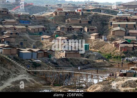 Bangladesh, Bazaar di Cox. Vista del campo profughi di Kutupalong nel distretto di Ukhia in Bangladesh. Oltre 650,000 Rohingya hanno attraversato il confine con il Bangladesh dall’agosto dello scorso anno, in fuga dalle violenze. Foto Stock