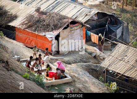 Bangladesh, Bazaar di Cox. Vista del campo profughi di Kutupalong nel distretto di Ukhia in Bangladesh. Oltre 650,000 Rohingya hanno attraversato il confine con il Bangladesh dall’agosto dello scorso anno, in fuga dalle violenze. Foto Stock