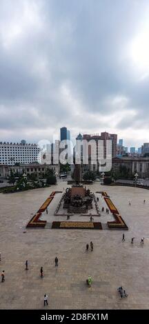 Una vista aerea di Piazza Zhongshan, sulla quale si erge una statua di Mao Zedong, conosciuta anche come Presidente Mao, nella città di Shenyang, Liaoning della Cina nord-orientale Foto Stock