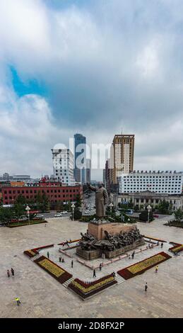 Una vista aerea di Piazza Zhongshan, sulla quale si erge una statua di Mao Zedong, conosciuta anche come Presidente Mao, nella città di Shenyang, Liaoning della Cina nord-orientale Foto Stock