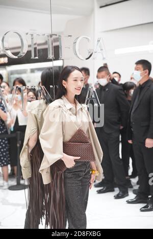 L'attrice cinese Tong Yao partecipa alla cerimonia di apertura di un nuovo negozio di articoli di lusso e di alta moda Bottega Veneta a SKP Pechino, Cina, 2 settembre Foto Stock