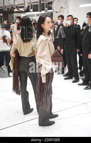 L'attrice cinese Tong Yao partecipa alla cerimonia di apertura di un nuovo negozio di articoli di lusso e di alta moda Bottega Veneta a SKP Pechino, Cina, 2 settembre Foto Stock