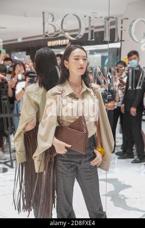 L'attrice cinese Tong Yao partecipa alla cerimonia di apertura di un nuovo negozio di articoli di lusso e di alta moda Bottega Veneta a SKP Pechino, Cina, 2 settembre Foto Stock