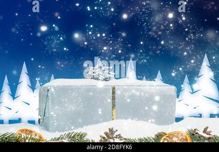 Primo piano di un regalo di Natale con un bellissimo sfondo di verricello Foto Stock