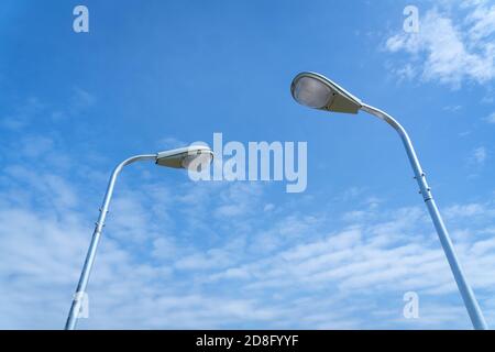 Lampadina a luce solare, palo metallico in un'energia di strada per illuminare una lampadina a LED, lampada a energia solare. Foto Stock