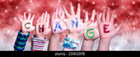Bambini mani costruire il cambiamento di parola, sfondo rosso di Natale Foto Stock