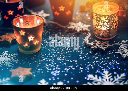 Composizione della decorazione di Natale con candela su sfondo blu Foto Stock