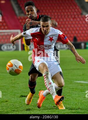 Praga, Repubblica Ceca. 29 Ott 2020. Wendell (Leverkusen; nero) e Tomas Malinsky (Slavia) in azione durante la UEFA Europa League, 2° turno, gruppo C, partita: SK Slavia Praha vs Bayer 04 Leverkusen, il 29 ottobre 2020, a Praga, Repubblica Ceca. Credit: Vit Simanek/CTK Photo/Alamy Live News Foto Stock