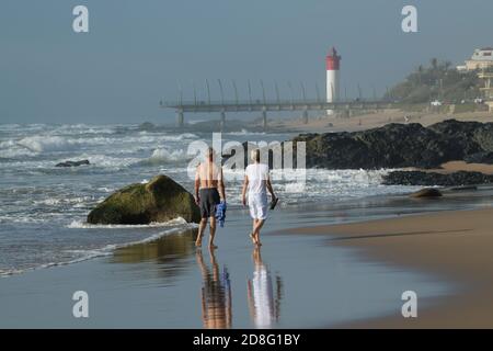 Bellissimo paesaggio marino, coppia anziana che cammina sulla spiaggia, Umhlanga Rocks Waterfront, Durban, KwaZulu-Natal, Sudafrica, vacanza, riflessione, costa Foto Stock