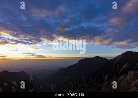 Jiangxi, Jiangxi, Cina. 30 Ott 2020. LA montagna CHINA-Wugong, situata nella provincia centrale e occidentale di Jiangxi, si trova a cavallo della Contea di Luxi, della Città di Pingxiang, della Contea di Anfu, della Città di Ji 'An e del Distretto di Yuanzhou, della Città di Yichun. La sua cima principale è 1918.3 metri sopra il livello del mare. Il prato di 100,000 mu si estende fino alla cima della montagna con un'altitudine di oltre 1,600 metri. L'alta quota e l'ampia area del prato alpino del Monte Wugong sono uniche tra le famose montagne della stessa latitudine del mondo. Credit: ZUMA Press, Inc./Alamy Live News Foto Stock