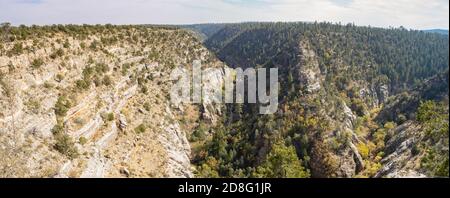 Vista soleggiata del Walnut Canyon National Monument in Arizona Foto Stock