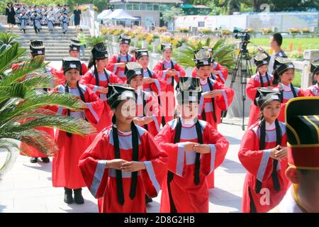 Gli studenti locali si esibiscono in una cerimonia per celebrare il 2571° compleanno di Confucio, filosofo e politico cinese della Primavera e dell'Aut Foto Stock