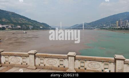 Vista aerea della confluenza del fiume Yangtze e del fiume Wujiang a Chongqing, Cina, 9 settembre 2020. Foto Stock