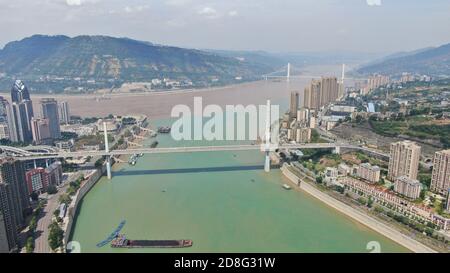 Vista aerea della confluenza del fiume Yangtze e del fiume Wujiang a Chongqing, Cina, 9 settembre 2020. Foto Stock