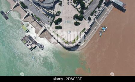 Vista aerea della confluenza del fiume Yangtze e del fiume Wujiang a Chongqing, Cina, 9 settembre 2020. Foto Stock