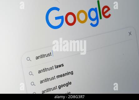Parola antitrust digitata in una barra di ricerca con il logo google visibile sullo sfondo sfocato. Messa a fuoco selettiva. Concetto. Foto Stock