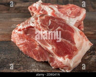 pezzi di carne fresca su un tavolo di legno o sul tagliere. closeup Foto Stock