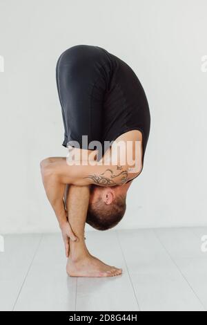 Posa mani a piedi. Posizione yoga ripiegata in avanti. Foto Stock