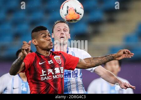 Il calciatore brasiliano Ricardo Lopes Pereira, o semplicemente Ricardo Lopes, di Shanghai SIGG F.C., a sinistra, e il calciatore tedesco Felix Bastiani di Tianjin Foto Stock