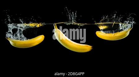 banana splash in acqua a sfondo nero Foto Stock