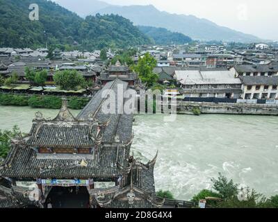 Una vista aerea del Dujiangyan, un antico sistema di irrigazione costruito intorno al 256 a.C. dallo Stato del Qin come un impianto di irrigazione e controllo delle alluvioni progettato Foto Stock