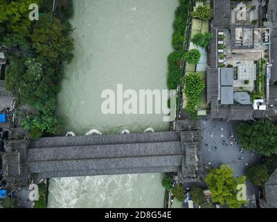 Una vista aerea del Dujiangyan, un antico sistema di irrigazione costruito intorno al 256 a.C. dallo Stato del Qin come un impianto di irrigazione e controllo delle alluvioni progettato Foto Stock