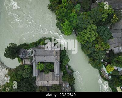Una vista aerea del Dujiangyan, un antico sistema di irrigazione costruito intorno al 256 a.C. dallo Stato del Qin come un impianto di irrigazione e controllo delle alluvioni progettato Foto Stock