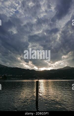 Tramonto sul Lago d'Orta, Piemonte, Italia Foto Stock