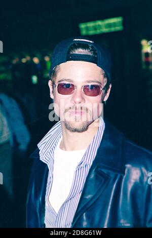 Brad Pitt in volo a New York dal 1997 maggio Aeroporto Heathrow di Londra Foto Stock