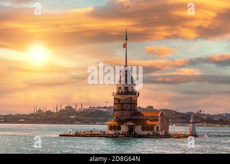 La Torre della Maida, Istanbul, Turchia; Kız Kulesi, conosciuta anche come Torre di Leander (Torre di Leandros) in una giornata luminosa e soleggiata. Foto Stock