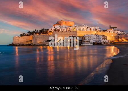 Vista del tramonto sul porto fortificato di Peniscola, Comunità Valenciana, Spagna Foto Stock