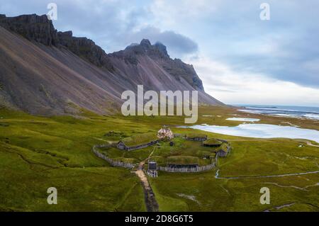 Vista aerea di un villaggio vichingo a Stokksnes sotto il monte Vestrahorn, Islanda Foto Stock