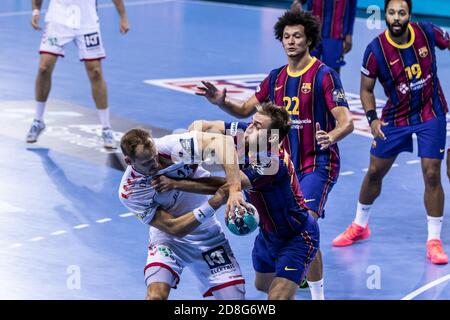 Luke Sandell di Aalborg Handbold compete con Luka Cindric di FC Barcellona durante la partita di pallamano della VELUX EHF Champions League Tra FC Barcelon C. Foto Stock