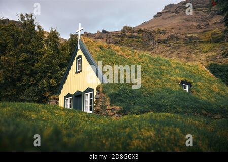 Chiesa del tappeto erboso nel villaggio islandese di Hof, Islanda Foto Stock