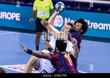 Felix Claar di Aalborg Handbold compete con Thiagus Petrus di FC Barcellona durante la partita di pallamano della VELUX EHF Champions League Tra FC Barcelo C. Foto Stock