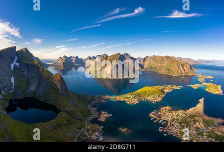 Panorama di montagne, fiordi e villaggi di pescatori nelle isole Lofoten, Norvegia Foto Stock