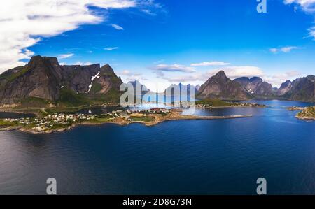 Reine villaggio di pescatori circondato da alte montagne sulle isole Lofoten Foto Stock