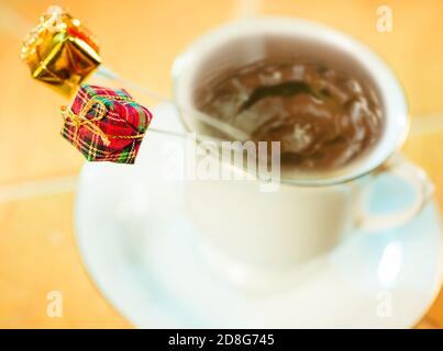 tazza di caffè con colorato arredamento per le vacanze Foto Stock