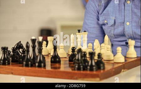 Logica di sviluppo. Imparare giocare a scacchi. La mossa cattiva annulla quelle buone. Lezione di scacchi. Concetto di strategia. Giocare a scacchi. Hobby intellettuale. Figure su scacchiera di legno. Pensando al passo successivo. Foto Stock