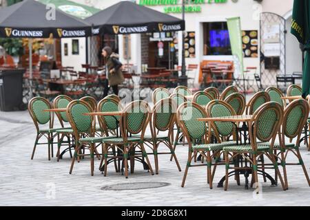 Soggetto foto: Pandemia di coronavirus/conseguenze per la gastronomia tavoli e sedie vuoti in un ristorante nel centro di Monaco il 27 ottobre 2020. Anche se i ristoranti sono ancora aperti, gli ospiti rimangono fuori, dal 2 novembre, il catering deve rimanere chiuso a causa della luce di blocco, chiusura-conseguenza della corona pandemia, blocco, arresto, valore di incidenza. | utilizzo in tutto il mondo Foto Stock