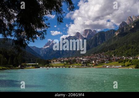 Una vista sul paese del lago d'Auronzo tra le montagne delle Dolomiti, Italia Foto Stock