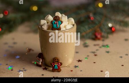 Gingerman di Natale in una tazza con cacao caldo e marshmallow. Foto Stock