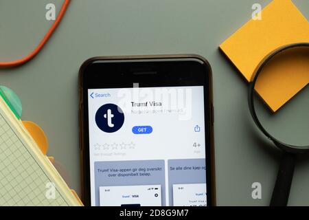 New York, USA - 26 Ottobre 2020: Logo dell'app mobile Trumf Visa su schermo del telefono primo piano, editoriale illustrativo Foto Stock
